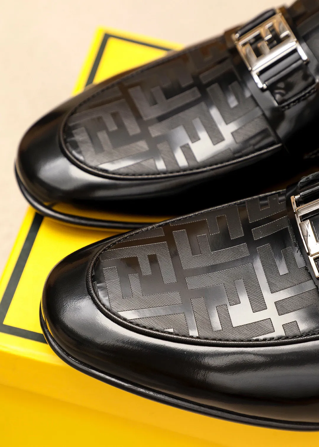 Men's shoes 💰442 💐 Product trademark: FENDI [Fendi] casual leather shoes Regular size: 38-44 (45🉑️customized) Product materials: Selected imported first-layer patent leather laser upper + luxury hardware buckle, imported cowhide leather lining. Strong three-dimensional visual effect, rubber outsole Color: 1⃣️color optional